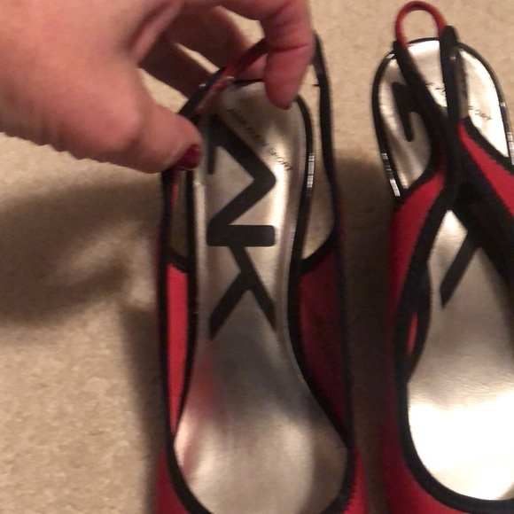 Anne Klein 8.5M Red and Black Wedge - Picture 2 of 11